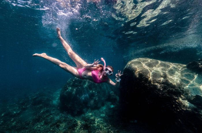 Mädchen schnorchelt in Thailand