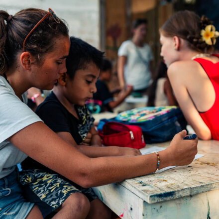 Freiwillige von Wayers helfen Kindern beim Malen in Bildungsprojekt in Lateinamerika