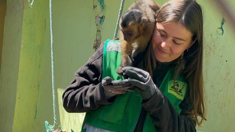 Emilia mit Affe in Peru