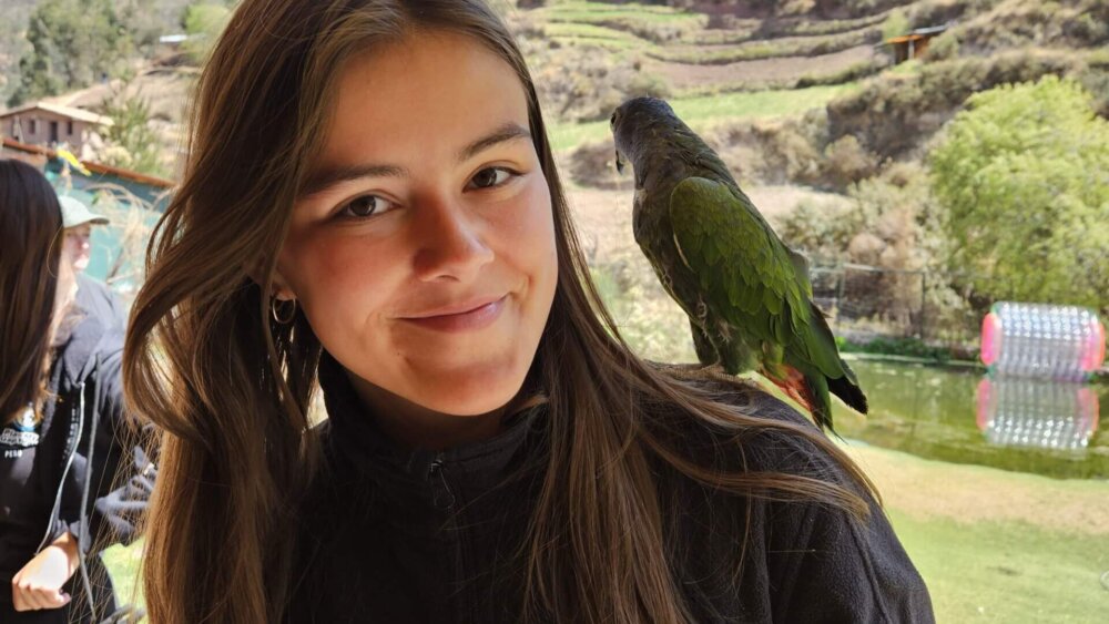 Emilia mit Papagei in Peru