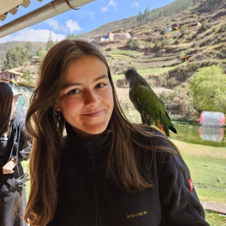 Emilia mit Papagei in Peru