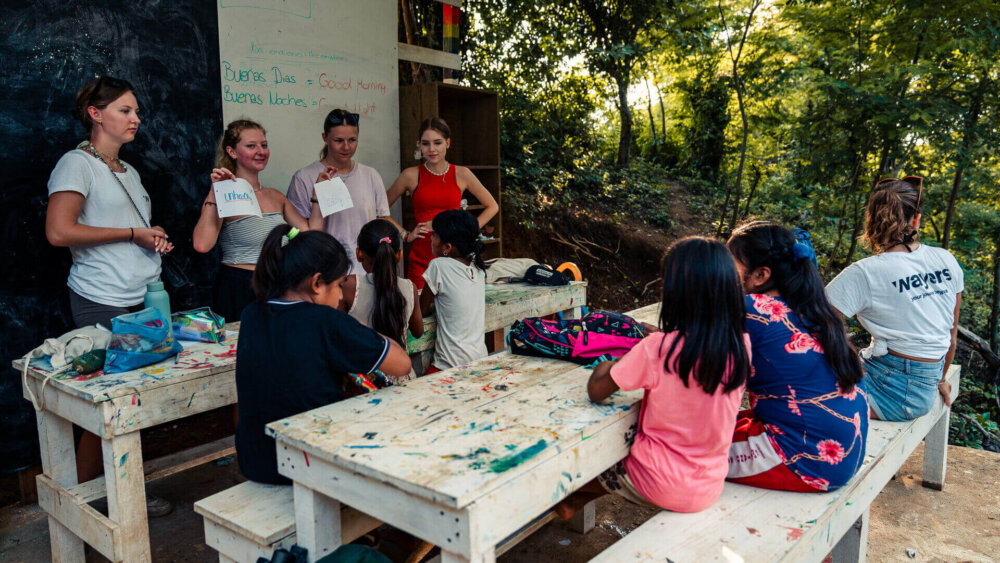 Freiwillige unterrichten Kinder im Freiluftklassenzimmer im Bildungsprojekt mit Wayers in Mexiko