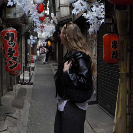 Frau läuft durch Straße in Japan