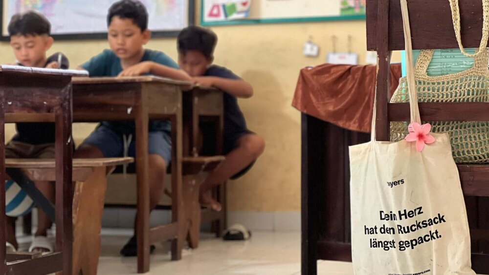 Vorne rechts hängt ein wayers Jutebeutel mit der Aufschrift 