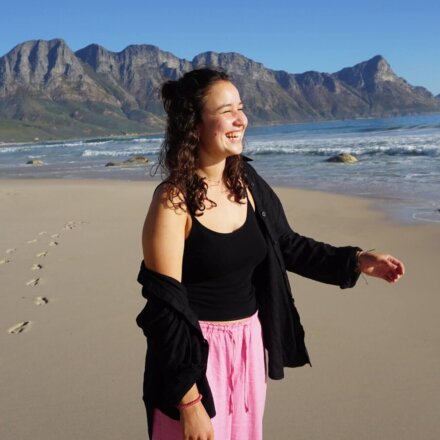 Mädchen lacht an einem schönen Strand