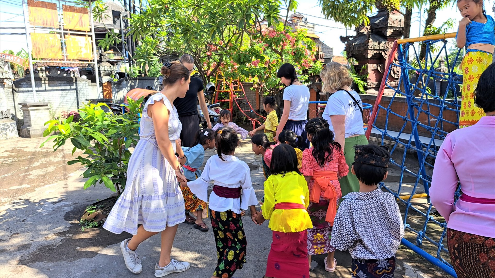 Sozialarbeit mit Kindern und Unterrichten auf Bali