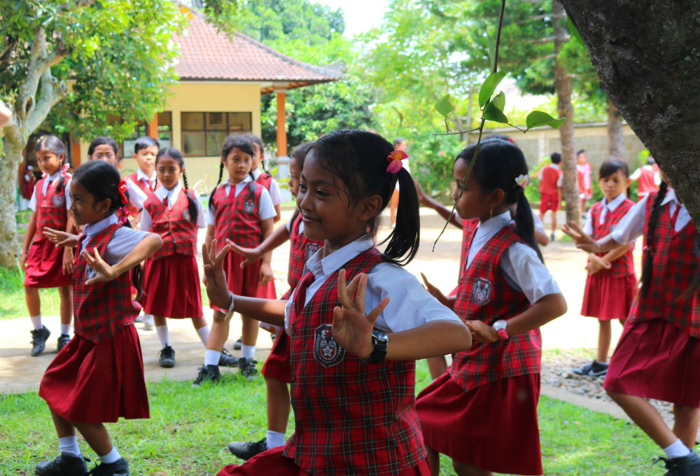 Sozialarbeit mit Kindern und Unterrichten auf Bali