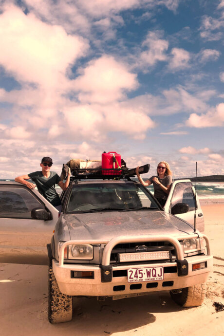 Pärchen mit Truck am Strand