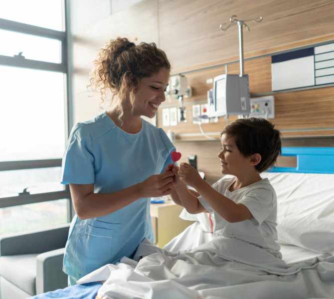Krankenschwester gibt Jungen einen Lolli