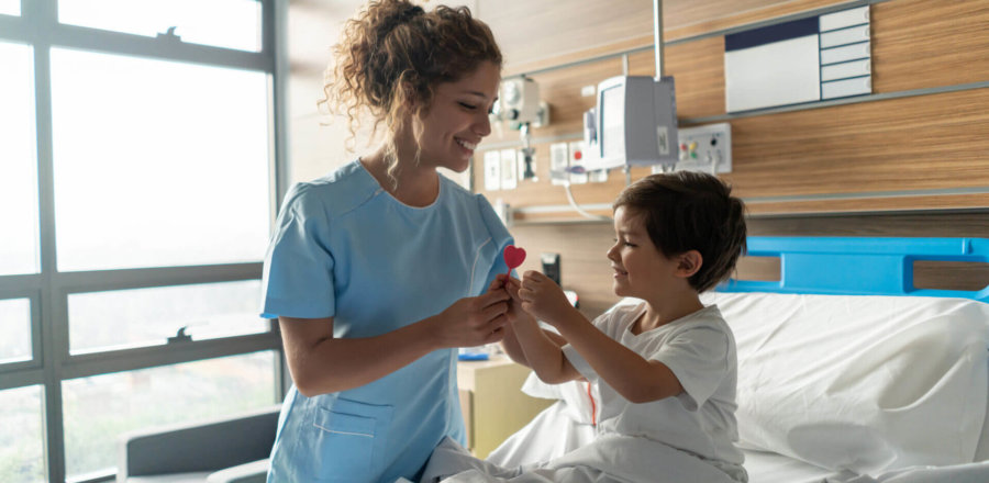 Krankenschwester gibt Jungen einen Lolli