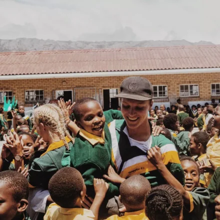 Teilnehmer hält einen Jungen im Arm