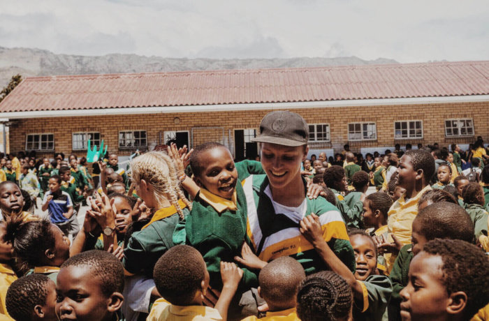 Teilnehmer hält einen Jungen im Arm