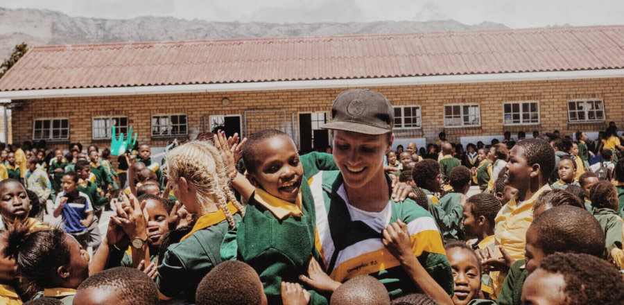 Teilnehmer hält einen Jungen im Arm