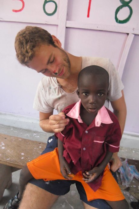 Teilnehmer hat einen Jungen auf dem Schoß, sozialarbeit-mit-kindern, sozialarbeit