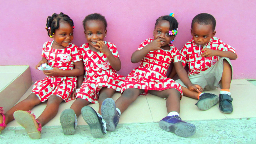 Mädchen sitzen auf dem Boden und lachen