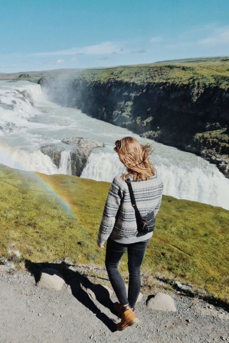 Mädchen blickt auf Wasserfall