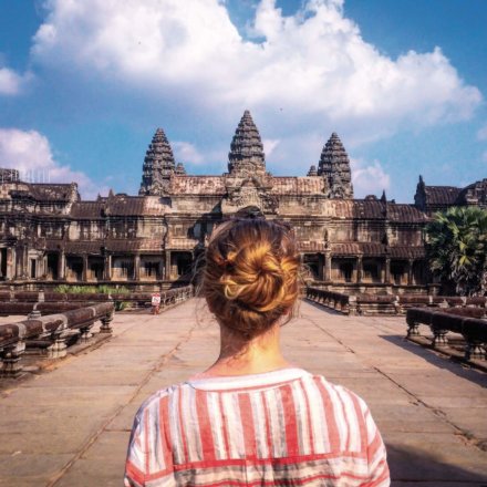 Frau blickt auf Tempel in Kambodscha