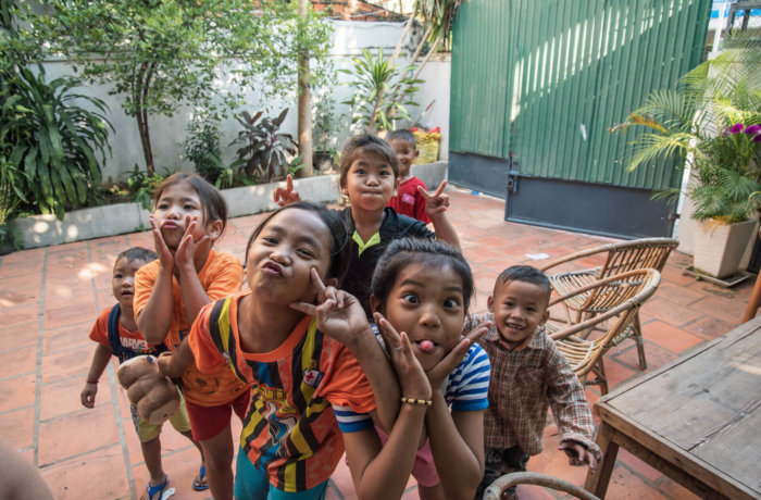 Kinder machen Grimassen in die Kamera