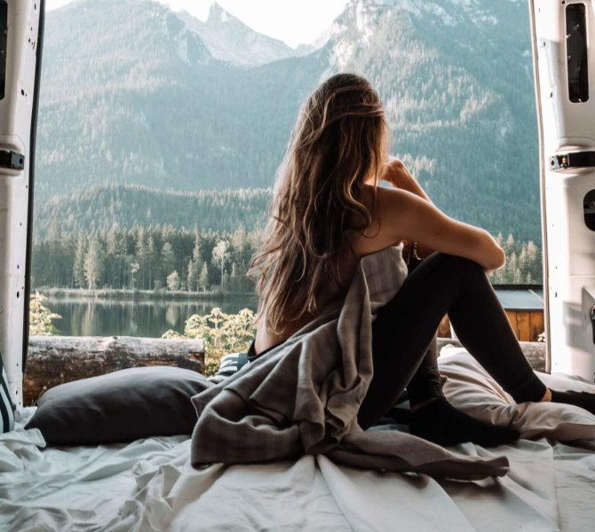 Mädchen blickt auf den See