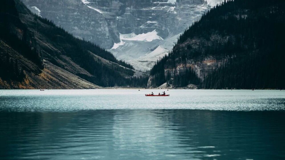 Ein Boot fährt auf einem türkisen See