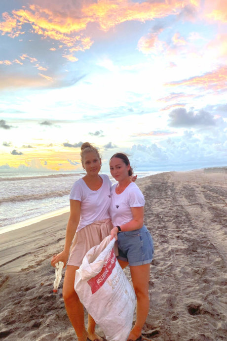 Zwei Mädchen beim Müllsammeln am Strand