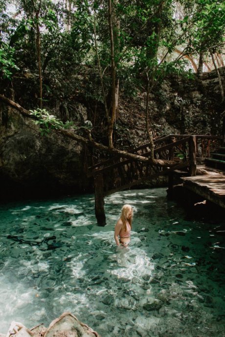 Mädchen badet in einer Cenote