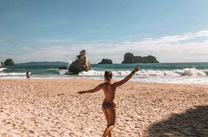 Mädchen läuft auf das Meer zu