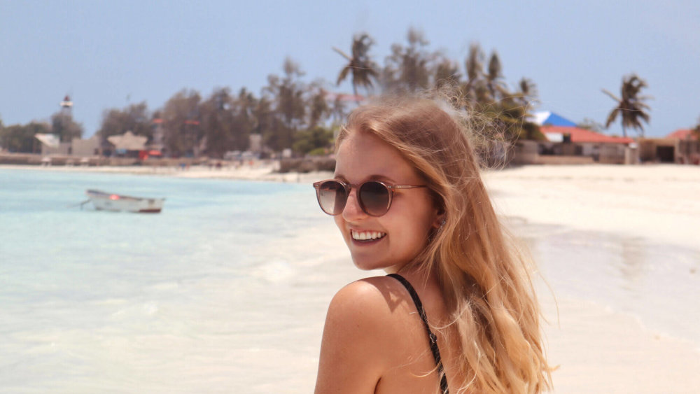 Teilnehmerin am Strand