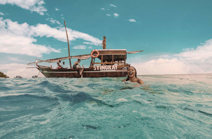 Eine Gruppe fährt mit dem Boot auf das Meer und geht schwimmen