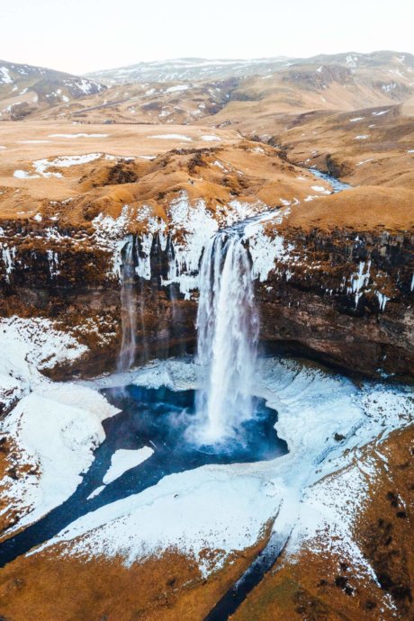Ein Wasserfall gelegen in einer tollen Landschaft