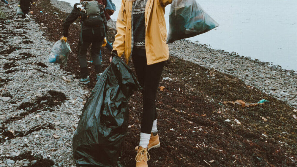 Mädchen hält gesammelten Müll in die Luft