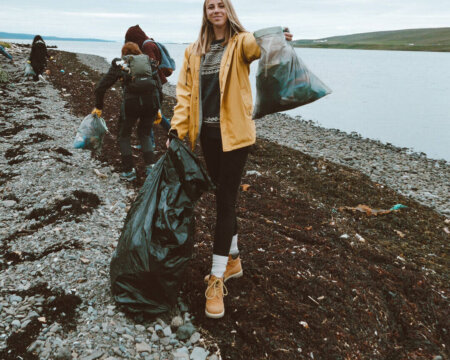 Mädchen hält gesammelten Müll in die Luft