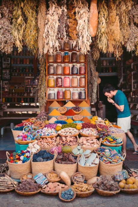 Mann riecht an Gewürzen