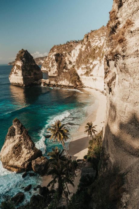 bucht mit palmen und felsen bali