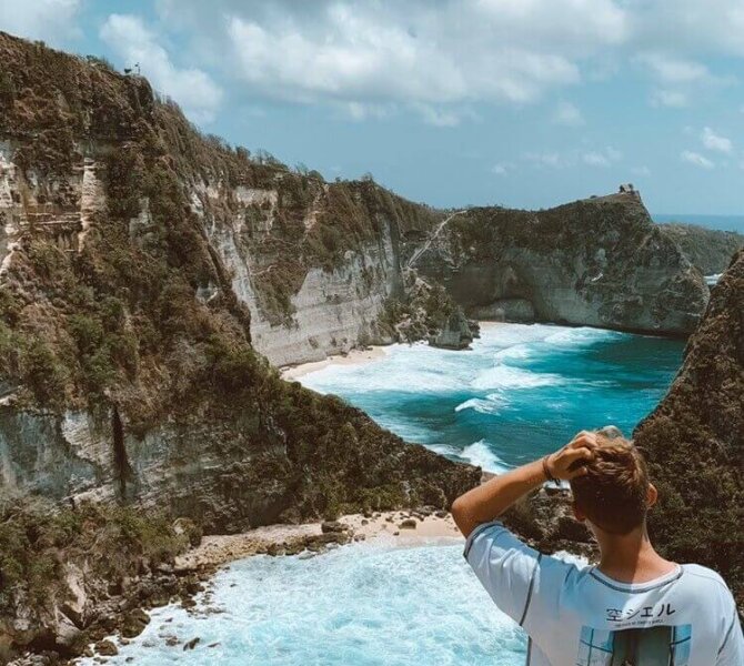 Junge genießt den Ausblick auf eine Bucht auf Bali, ausblick, freiwilligenarbeit