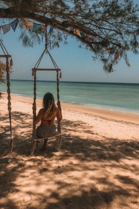 Mädchen schaukelt am Strand von Bali, freiwilligenarbeit, strand, meer