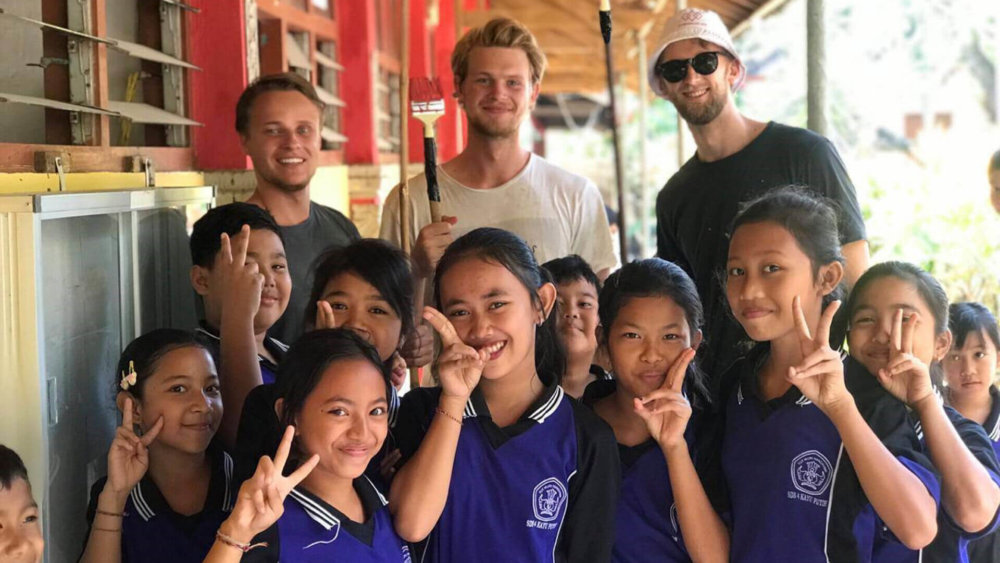 Teilnehmer helfen eine Schule zu renovieren, building, freiwilligenarbeit, bali