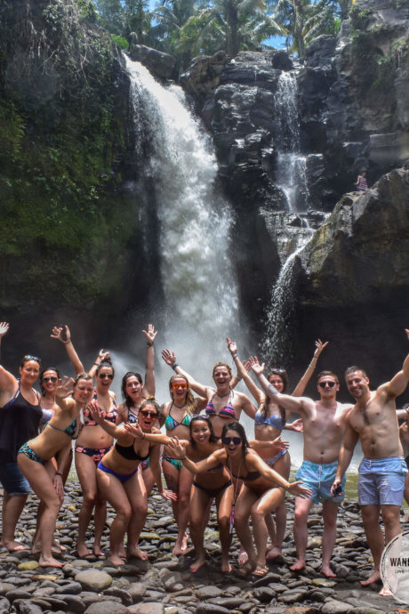 Gruppe vor Wasserfall