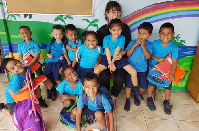 Ich mit den Kindern beim Projekt