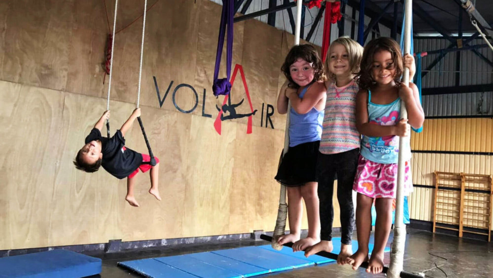 costa-rica-puerto-viejo-kinderzirkus-kinder-auf-schaukel