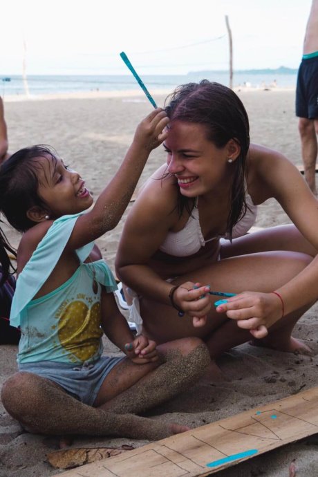 Mädchen spielt mit Teilnehmerin am Strand, natur-und-klimaschutz, recycling, naturschutz-und-recycling, costa-rica, freiwilligenarbeit