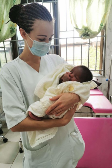 ChatGPT: Pflegekraft hält Neugeborenes im Arm auf Entbindungsstation eines Krankenhauses in Afrika