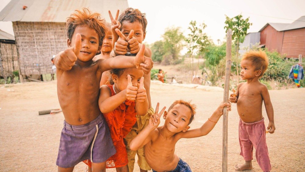 Jungs machen Grimassen in die Kamera