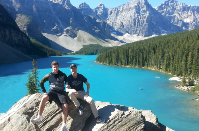 Zwei Teilnehmer mit Blick auf einen See in Kanada, work-and-travel