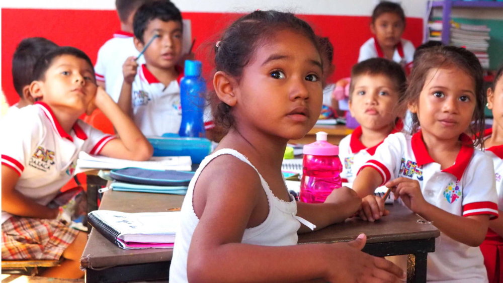 mexiko-sozialarbeit-maedchen-schaut