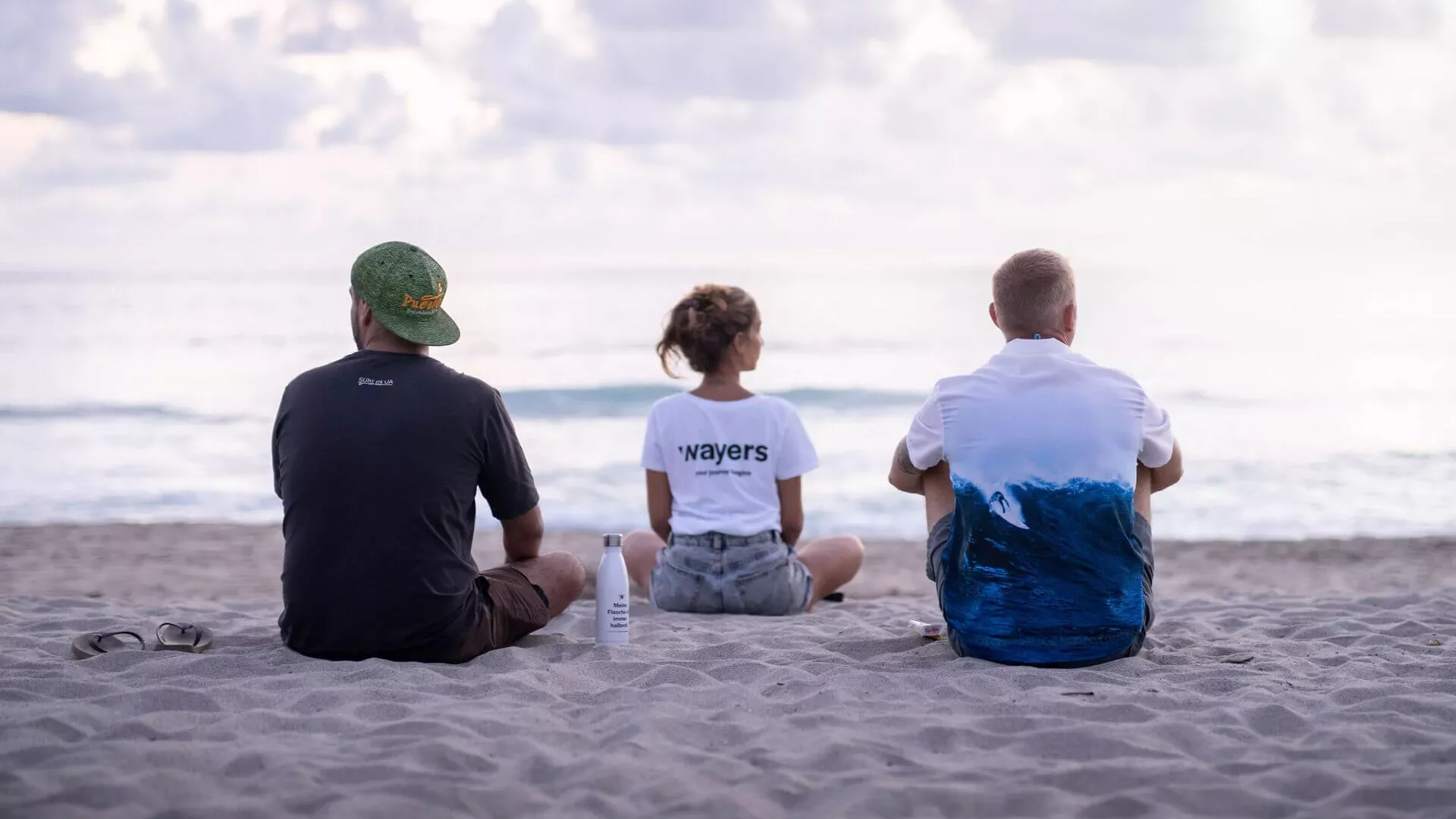 Menschen sitzen am Strand