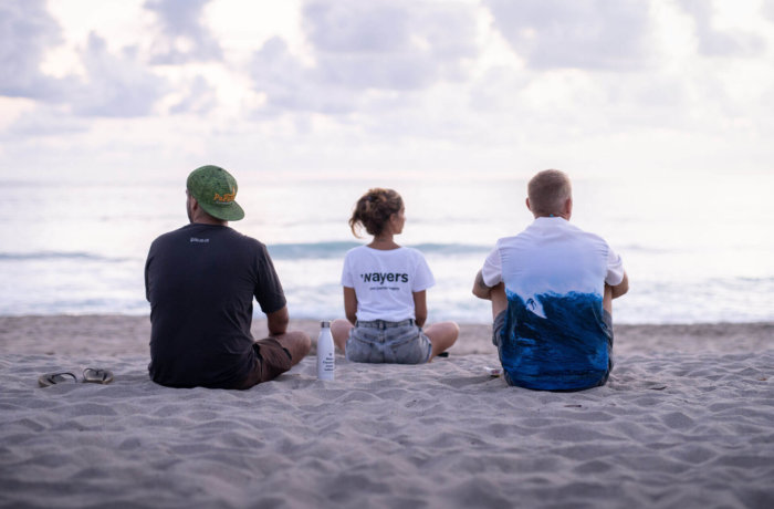 Menschen sitzen am Strand