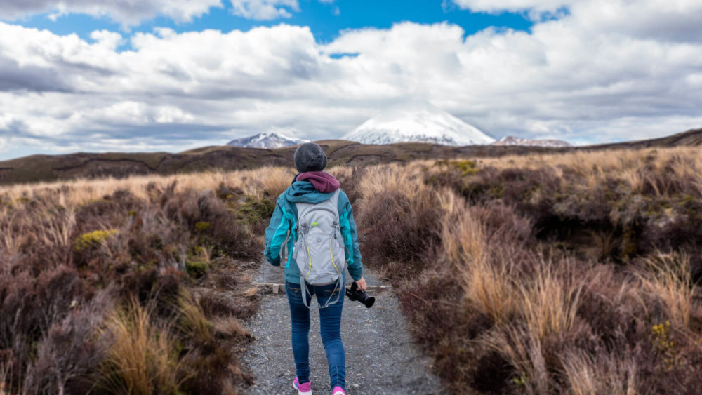 neuseeland-work-and-travel-maedchen-auf-weg
