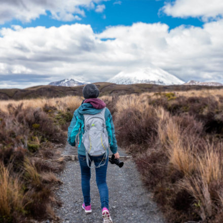 neuseeland-work-and-travel-maedchen-auf-weg