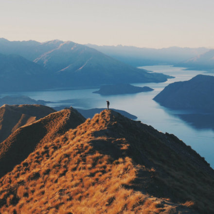 neuseeland-work-and-travel-mensch-auf-berg